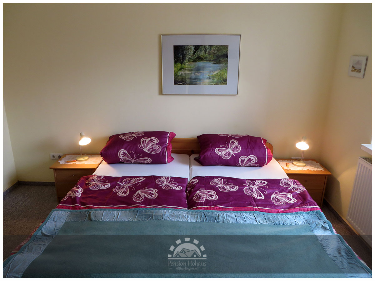 Doppelbett im Apartment Juist der Pension Hohaus in Altharlingersiel
