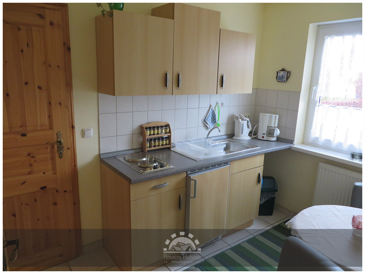 Küchenzeile im Apartment Juist der Pension Hohaus in Altharlingersiel