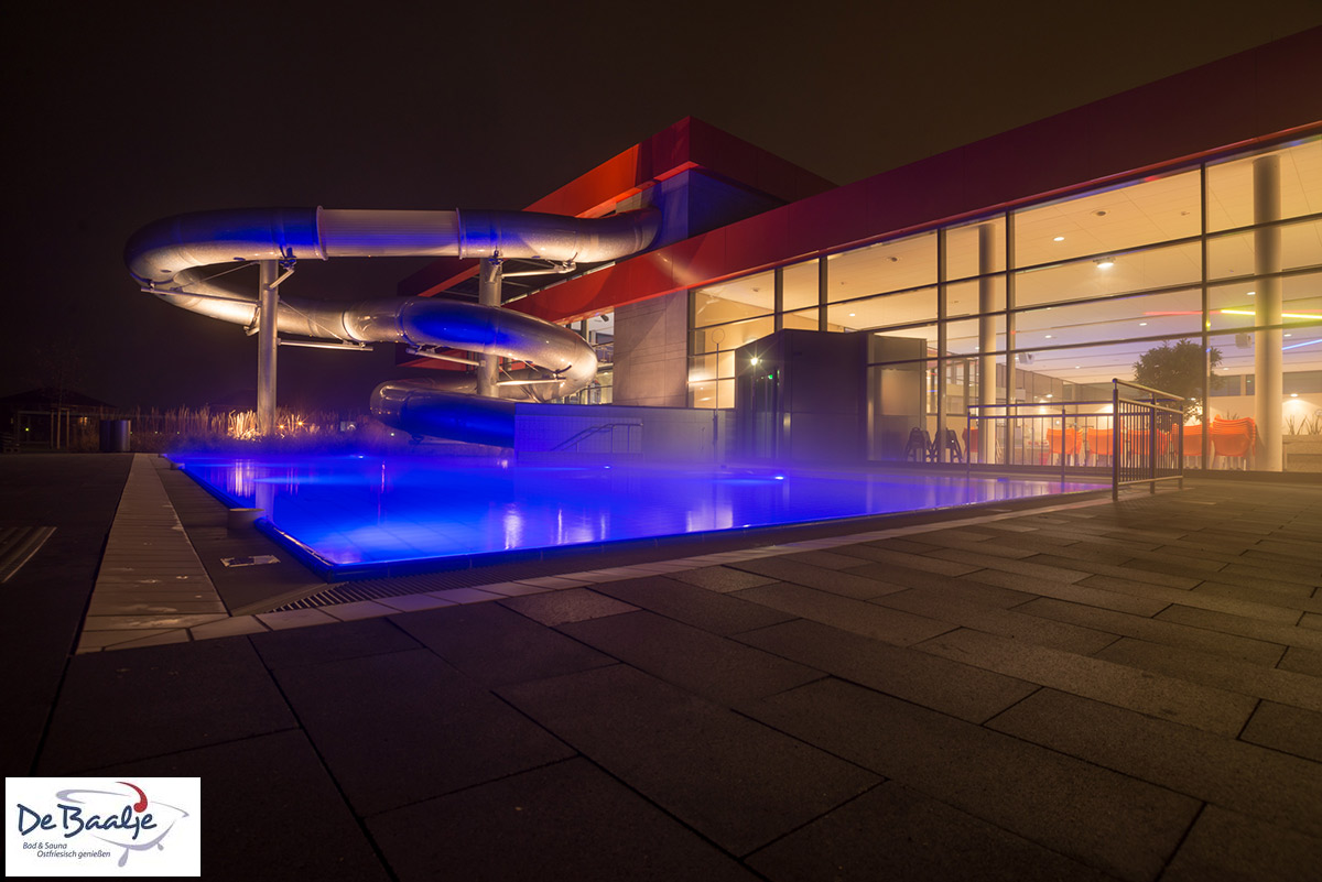 Wasserrutsche bei Nacht am De Baalje Familien und Wohlfühlbad in Aurich